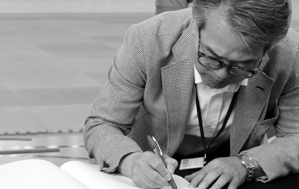 Embukai II Hiroyuki Makiuchi san signant el llibre de visites